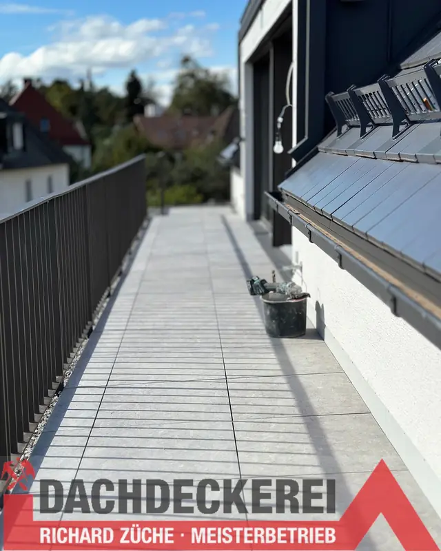 Dachterrasse mit Plattenbelag und Geländer auf einem Flachdach