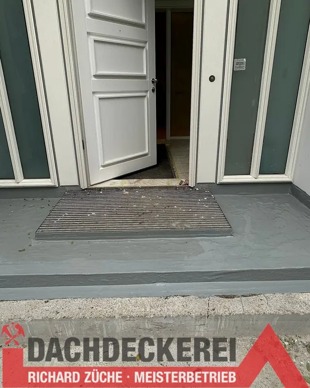 Abdichtung einer Eingangsschwelle mit Gitterrost